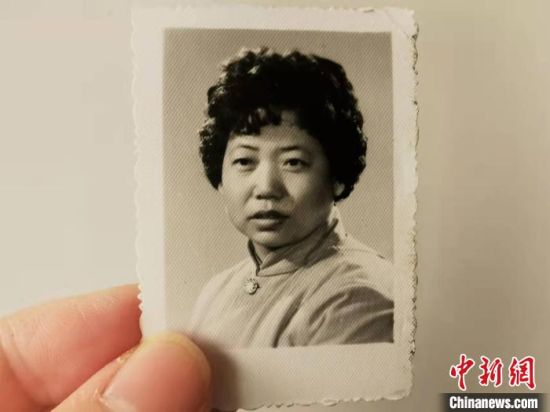 圖為20世紀80年代，蘭州照相館拍攝的人物肖像照，如今仍然有很多人選擇拍攝這樣的照片留作紀念?！⊥跄劣?攝