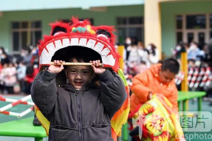 2月21日農(nóng)歷二月初二，甘肅蘭州，小朋友戴“獅子”頭套，準(zhǔn)備體驗(yàn)“舞獅”表演。當(dāng)日，甘肅省婦聯(lián)保育院舉行“二月二 龍?zhí)ь^”親子民俗體驗(yàn)活動(dòng)。 中新社記者 九美旦增 攝