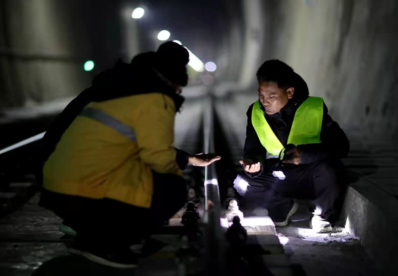 戴黨徽的“天梯”鐵路守隧人