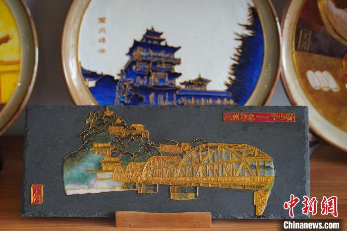 圖為李海明工作室內(nèi)展出的掐絲琺瑯畫作品。　九美旦增 攝